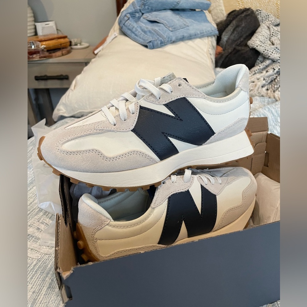 Women’s New Balance 327 Size 6.5